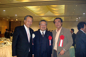 原　社長（左）　荒木宏之　佐賀大学教授（中央）　青木茂　唐津市議会議員（右）