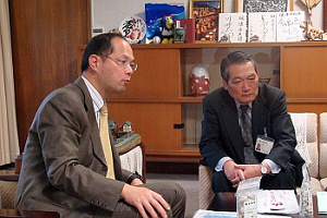 樋渡武雄市長（左）　前田営業部長（右）