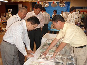 古川康　佐賀県知事（左）　松尾保成室長（右）