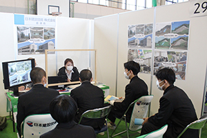 会社概要を説明する橋本主任