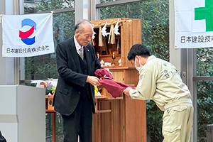 今年二十歳となる脇山社員へのお祝いの様子