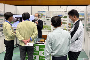 ブースの様子 工法説明する金丸部長、落合副部長
