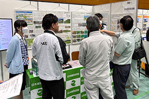 ブースの様子 工法説明する落合副部長、辻川主任、川原社員