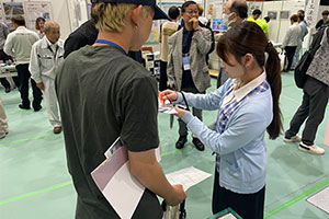 ブースの様子 工法説明する金丸部長、井本社員