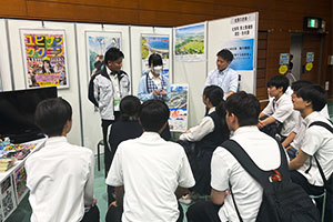 佐賀県建設技術課ブースの様子建設業で活躍する若手職員と高校生とのフリートークに参加する辻川主任、川原社員