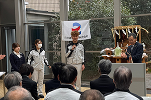 今年二十歳となる社員へのお祝いの様子