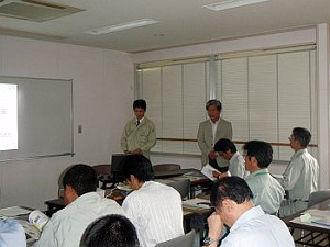 挨拶を行う寺田部長