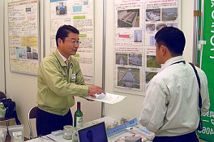 説明を行う松尾室長