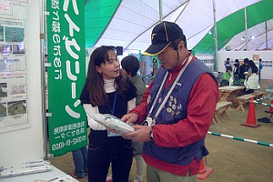説明を行う福田係長