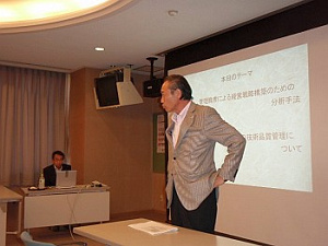 開会の挨拶を行う原社長