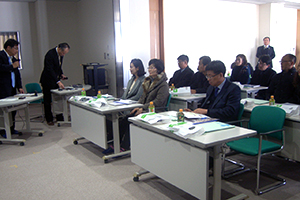 熱心に聞入る韓国訪問団